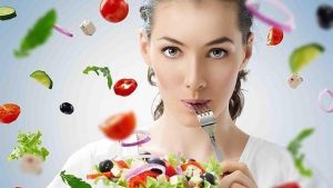woman-eating-salad-activelife-e1443006406495